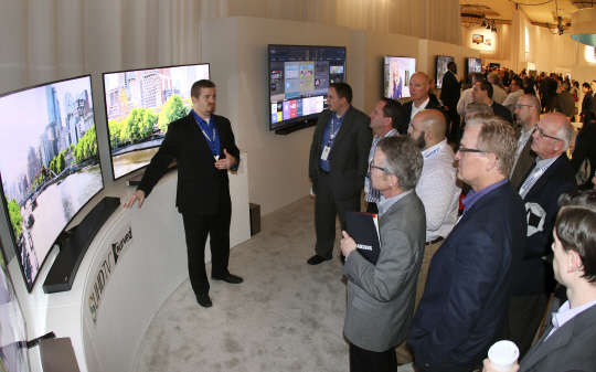 삼성전자가 2일부터 5일(현지시간)까지 미국 올랜도 힐튼 호텔에서 북미 딜러 서밋 행사를 개최했다. 삼성전자 파트너들이 2015년 신제품 SUHD TV를 살펴보고 있다. <삼성전자 제공>